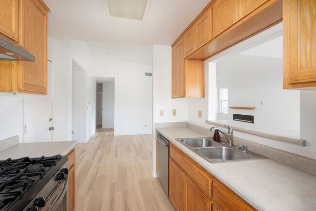 Building Photo - Lovely 3 Bedroom Home in Beautiful Los Alamos!