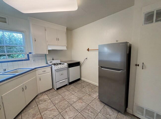 Primary Photo - 1154 Hearst Ave