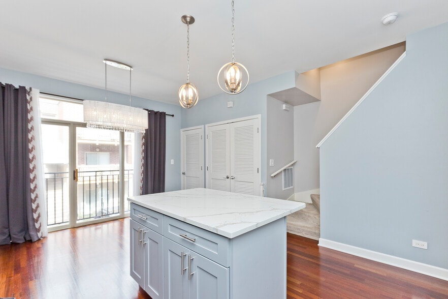 Building Photo - 1332 N Burling St