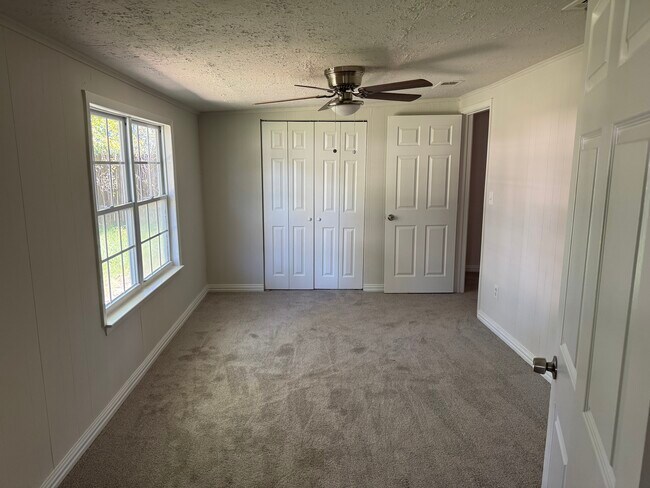 Building Photo - 230 N Holly Ave