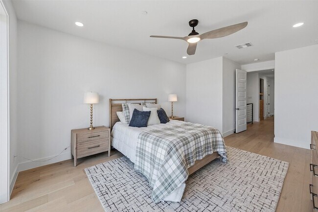 Building Photo - 408 Vista Buena Trl