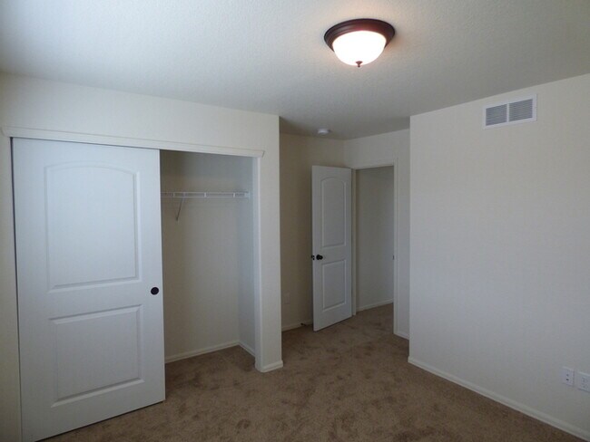 Building Photo - Tri-Level 3 Bedroom Home in Village East Subdivision in Windsor