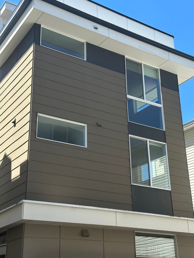 Building Photo - Just listed! Modern 2-bed, 2-bath Townhome...