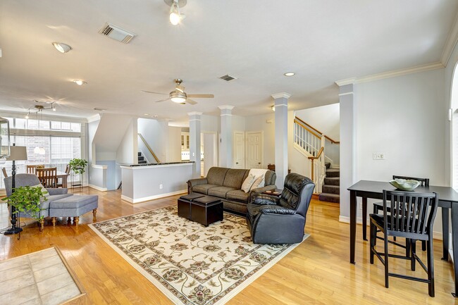 Building Photo - 1933 Haddon St