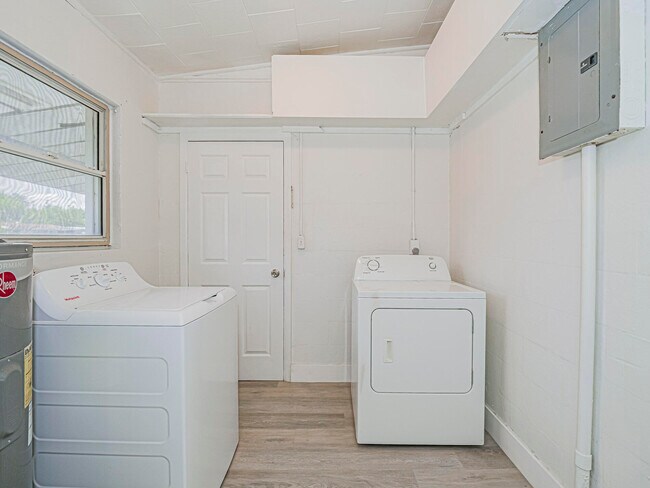 Building Photo - 734 5th Pl SW