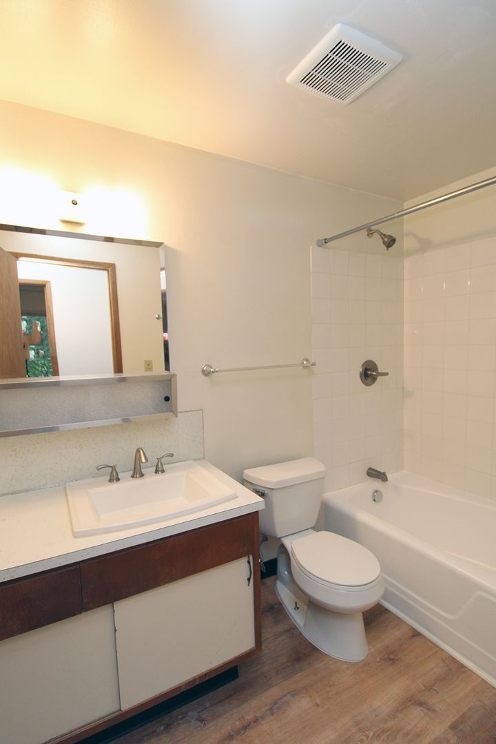 Building Photo - 930 SW Gibbs St