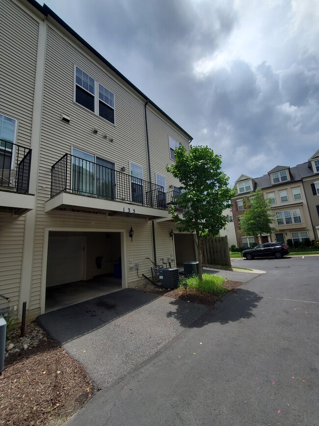 Building Photo - 135 Prado Ln