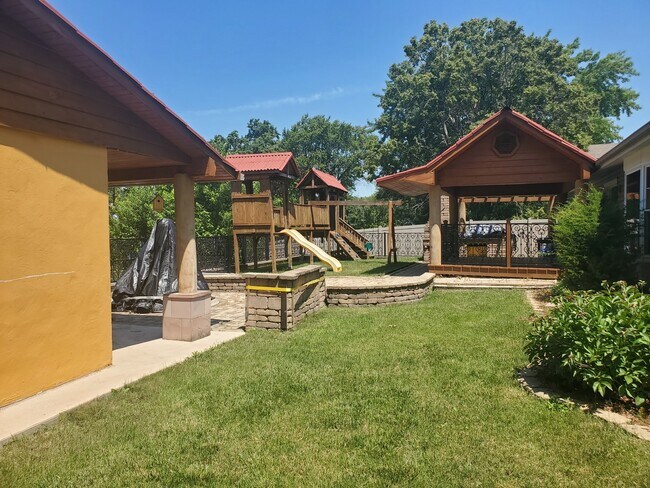 Building Photo - 427 Justine Ave