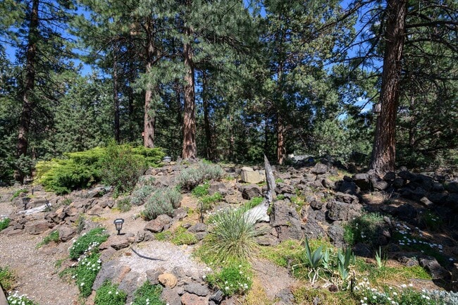Building Photo - SW Bend Reverse-Living Home on .36 Acres | 5 Bedrooms | 3 Bathrooms