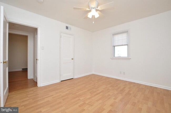 Building Photo - 432 N Coles Ave