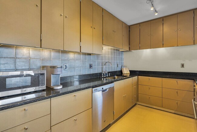 Building Photo - Downtown Anchorage Two Bedroom Two Bath wi...