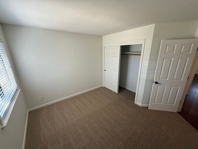 Building Photo - Updated 2 Bed + Loft / 2 Bath Home in Desi...