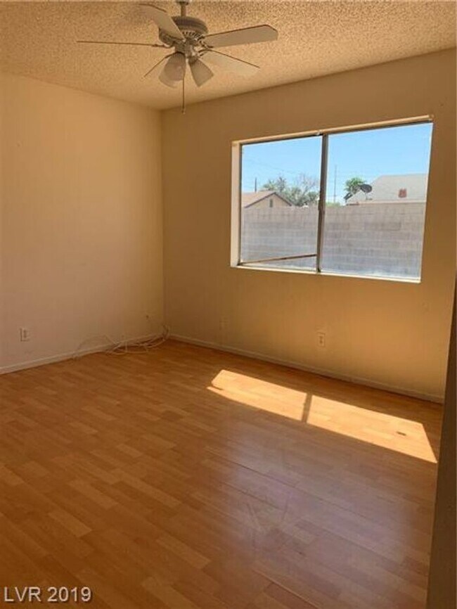 Building Photo - Spacious Single-Story Home with Large Lot & No HOA