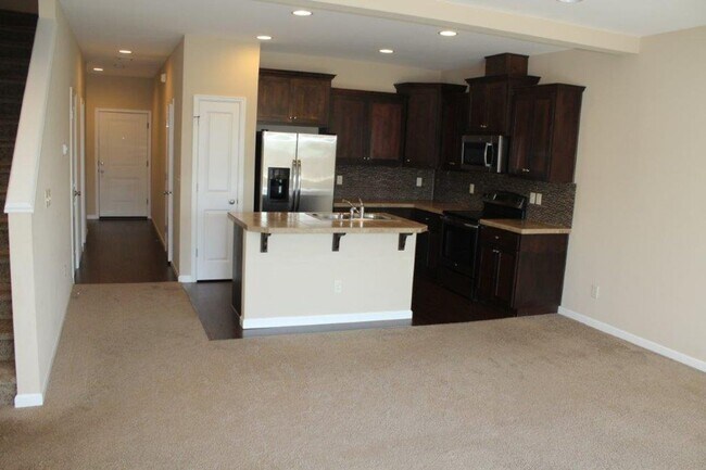 Building Photo - Beautiful 3 Bed/ 2.5 Bath Townhome w/ Gas ...