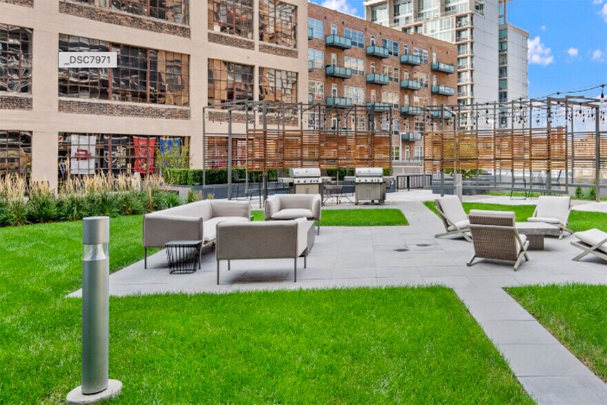 Building Photo - 601 W Jackson Blvd