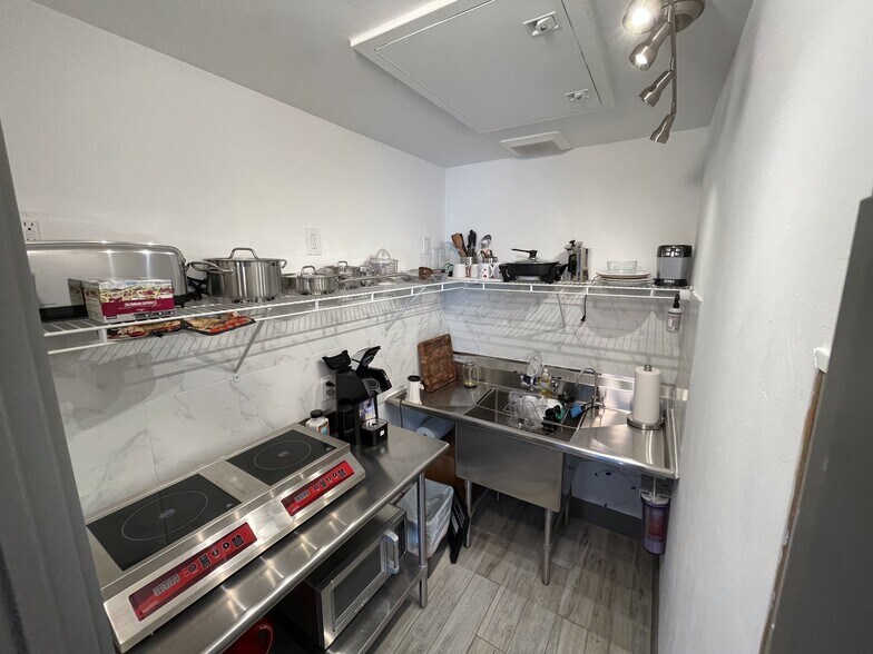 Building Photo - 2116 NE 8th Pl