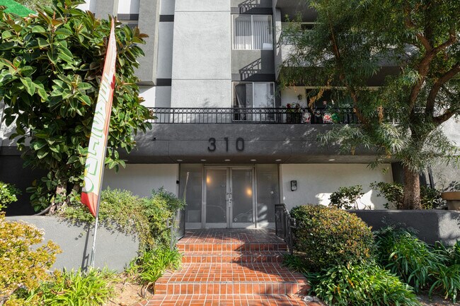 Building Photo - 310 S Virgil Ave