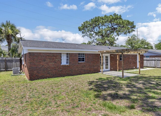 Building Photo - 702 Mayflower Ave