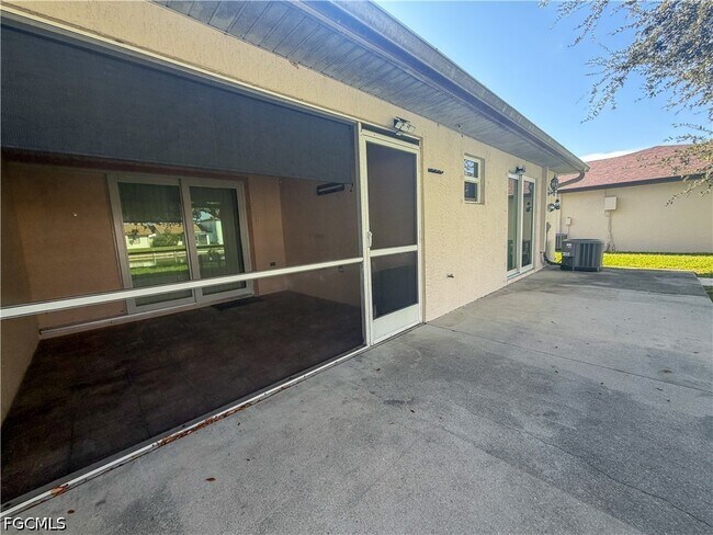Building Photo - 626 SE 13th Pl