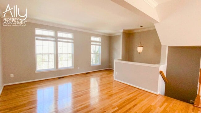 Building Photo - 908 Rainier Rd