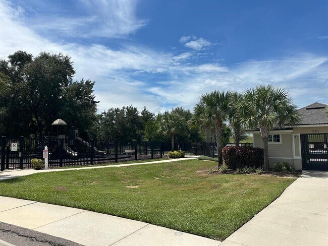 Building Photo - 118 Mandovi St