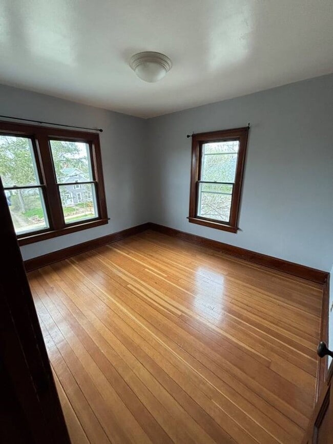 Building Photo - Four Bedroom, One Bathroom Single Family H...