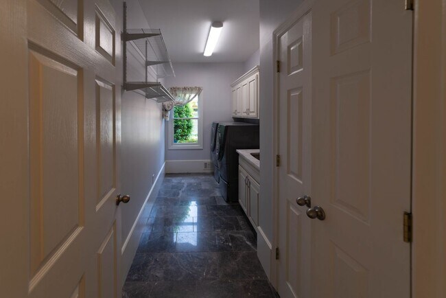 Building Photo - 3200 Brookside Dr