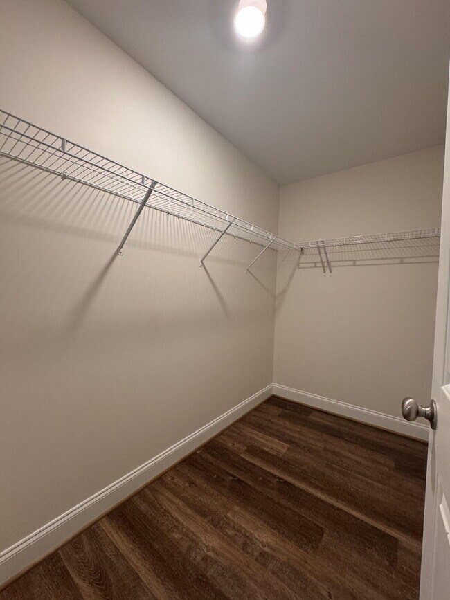 Building Photo - Sign a 12-month lease now and receive the ...