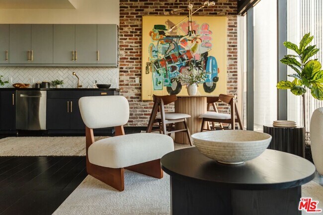 Building Photo - 655 S Hope St