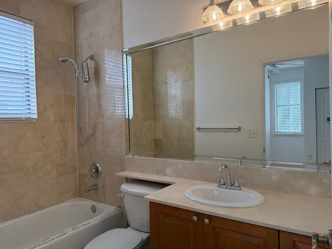 Building Photo - 606 Fern St