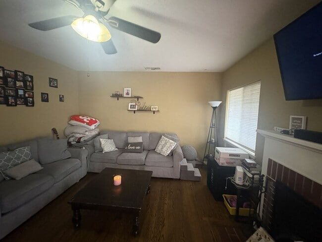 Building Photo - Cozy 2 Bedroom Near Downtown – Pre-Lease Available Today!