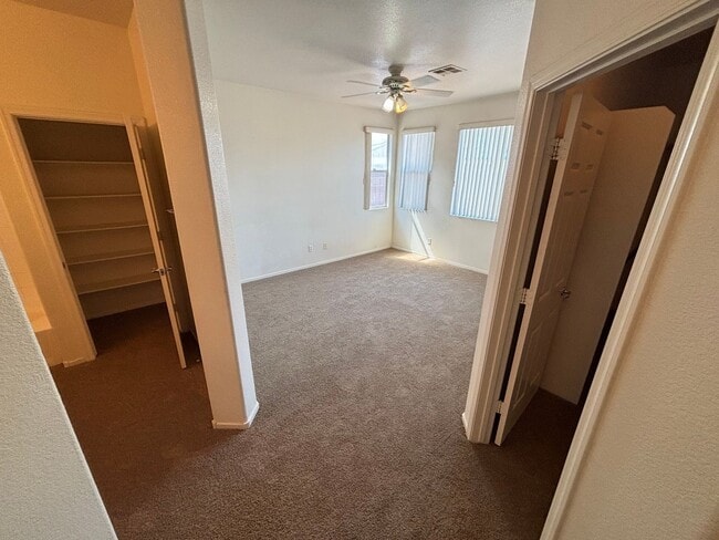 Building Photo - Beautiful 3Bed/2Bath Single Story Home loc...