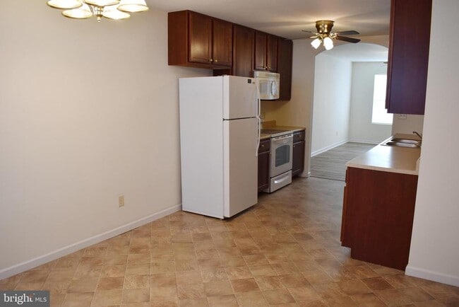 Building Photo - 2807 Roosevelt Dr