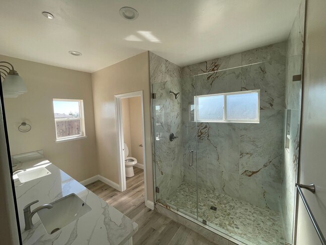 Building Photo - Paradise 2 bed 2 bath with 2 bonus rooms! Newer construction 1700+sqft