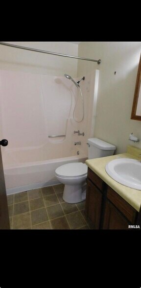 Building Photo - 737 9th St