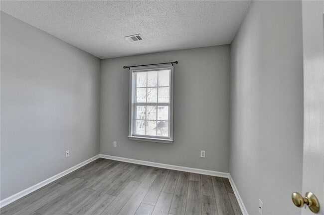 Building Photo - 4061 Howell Park Rd