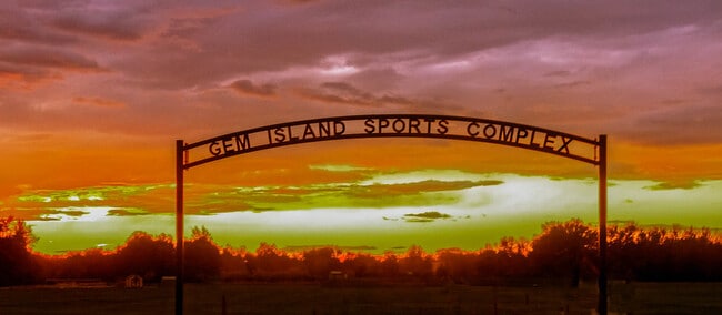 Building Photo - 402 Hazel Ave