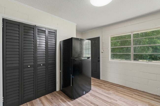 Building Photo - 1 E Westover Dr