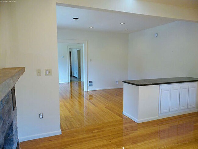 Building Photo - Bright Flat Includes Garage, Near Food Co-...