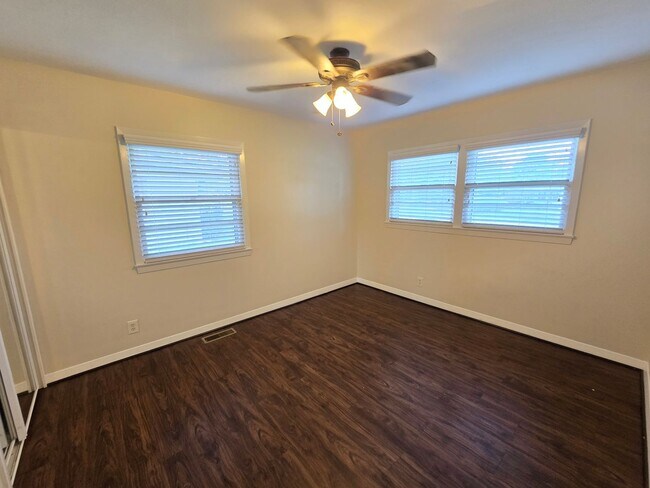 Building Photo - Newly remodeled 3 bed/1 bath home with a 1...