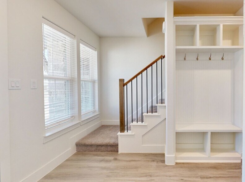 Building Photo - 833 Concan Dr