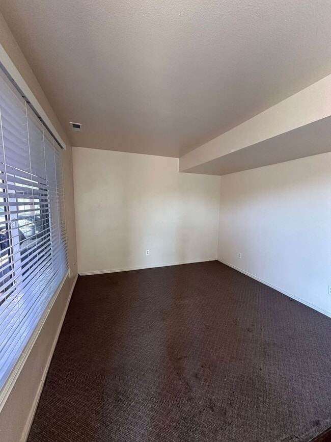 Building Photo - Milford Townhouse