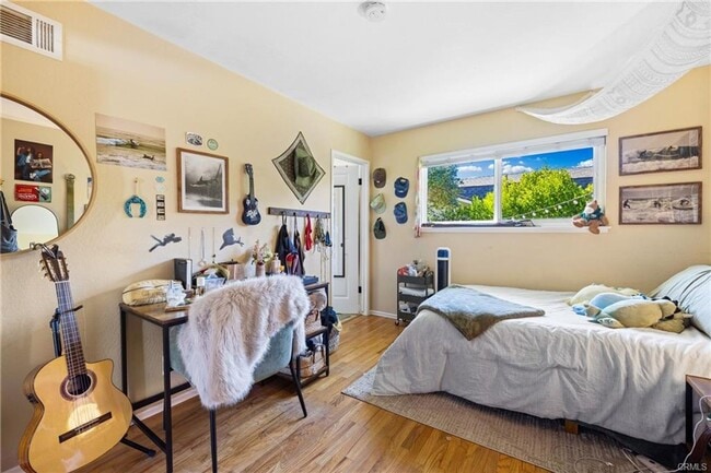 Building Photo - Updated 4bd/3ba House Right Off of Highland Dr