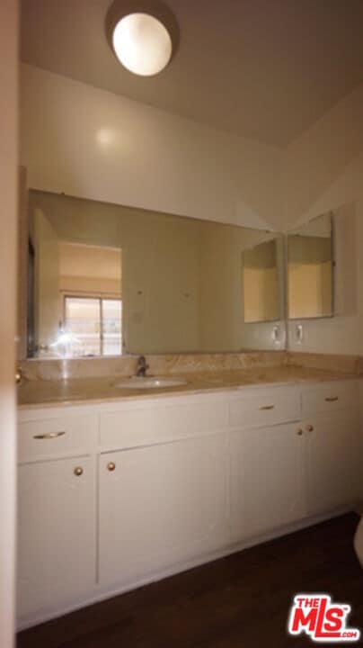 Building Photo - 1418 S Bentley Ave