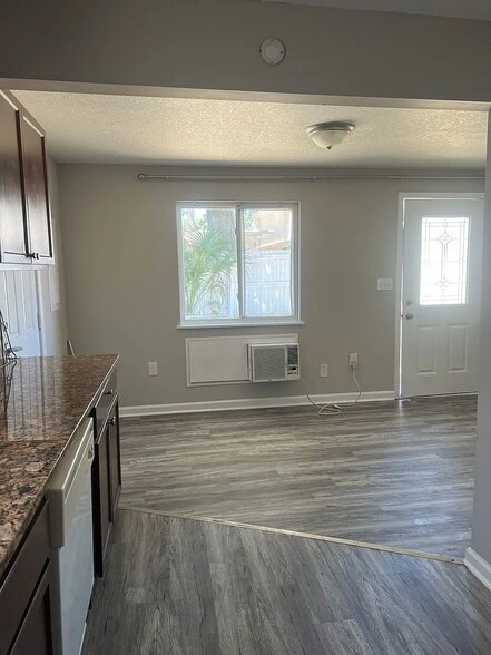 Building Photo - 706 Mitchell Dr