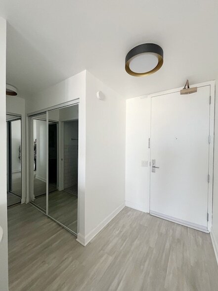 Building Photo - 4343 N Clarendon Ave