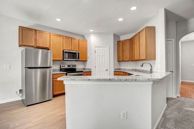 Building Photo - BEAUTIFUL TOWNHOUSE -COMMUNITY POOL-$500 OFF FIRST MONTH'S RENT!!