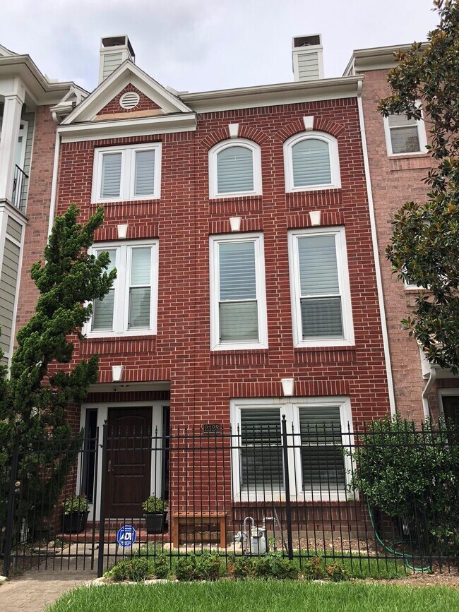 Building Photo - 2128 Gillette St