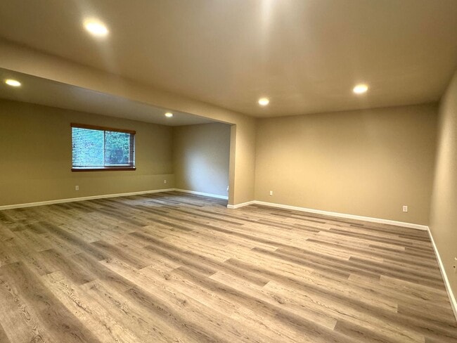 Building Photo - desirable Driftwood Keys daylight rambler...main floor primary suite