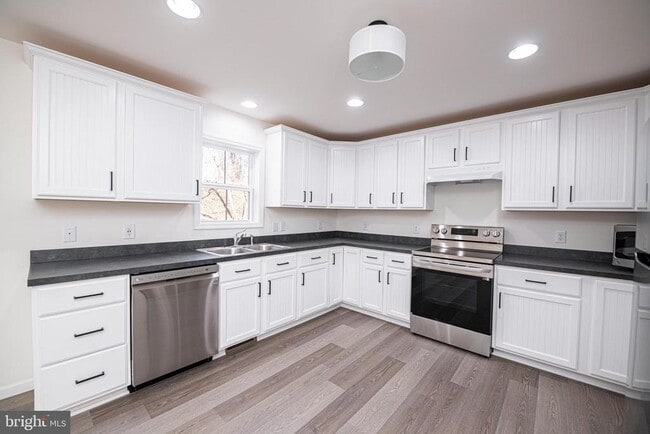 Building Photo - 617 Port Providence Rd